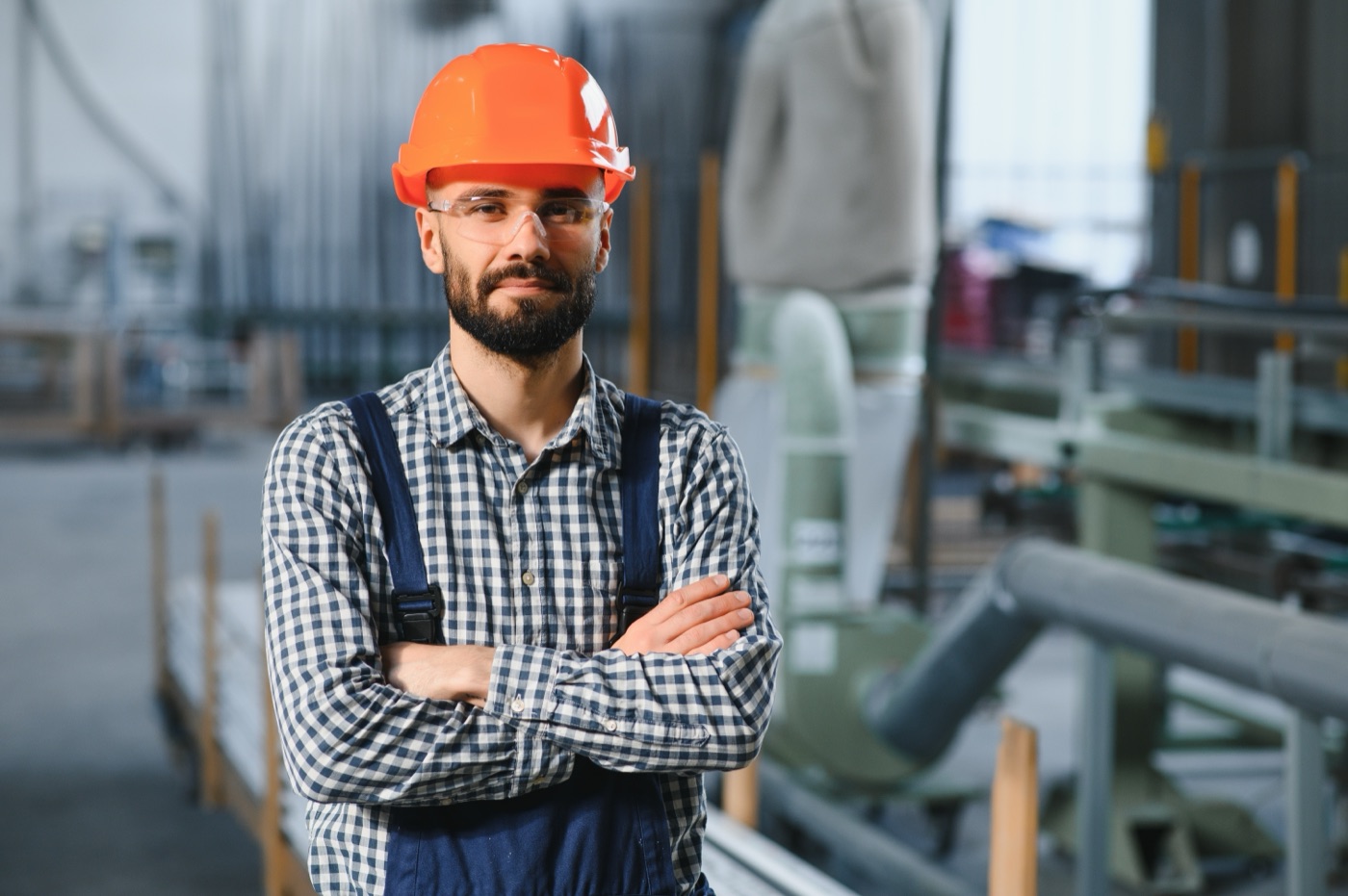 Zufriedener Industrie-Arbeiter mit Schutzhelm – Joel Personal vermittelt Jobs in Deutschland